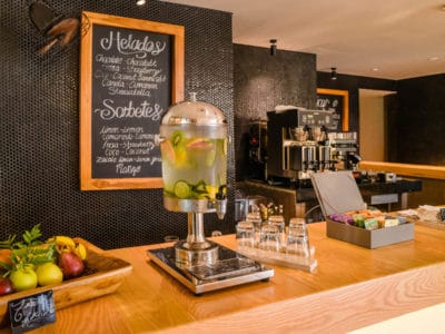 Estudio Playa Mujeres Cafe