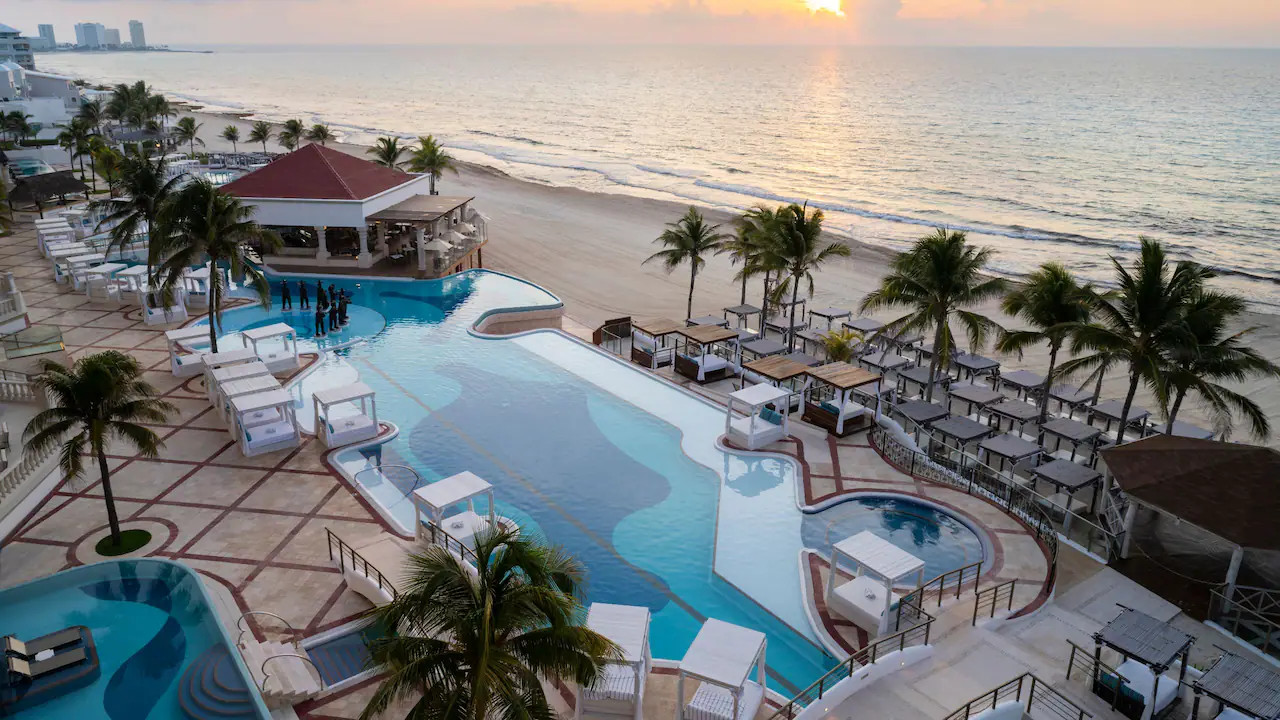 Cancun honeymoon resorts